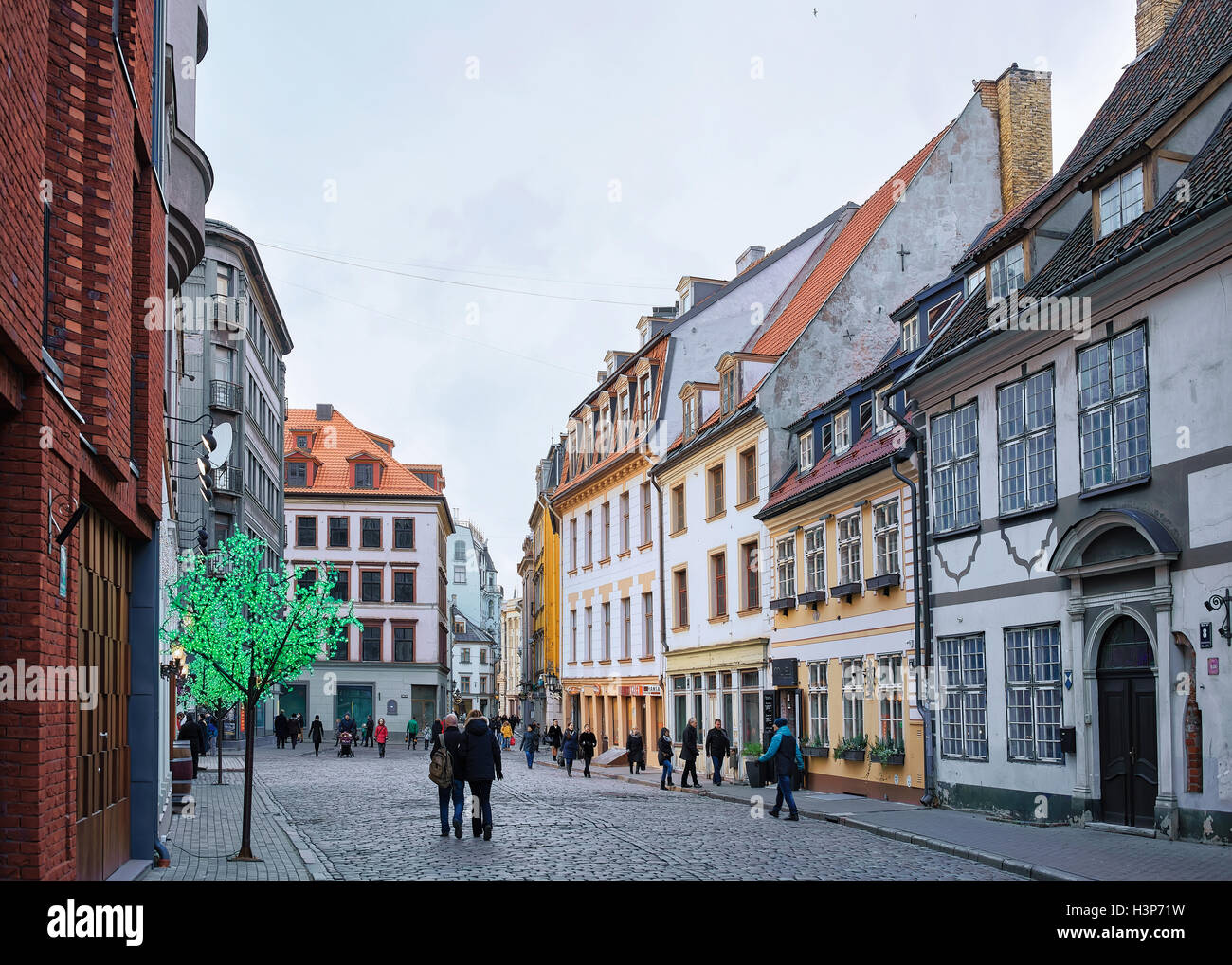 Riga, Lettland - 26. Dezember 2015: Menschen auf der Straße in der alten Stadt Riga, Hauptstadt Lettlands, an Weihnachten. Kein Schnee Stockfoto