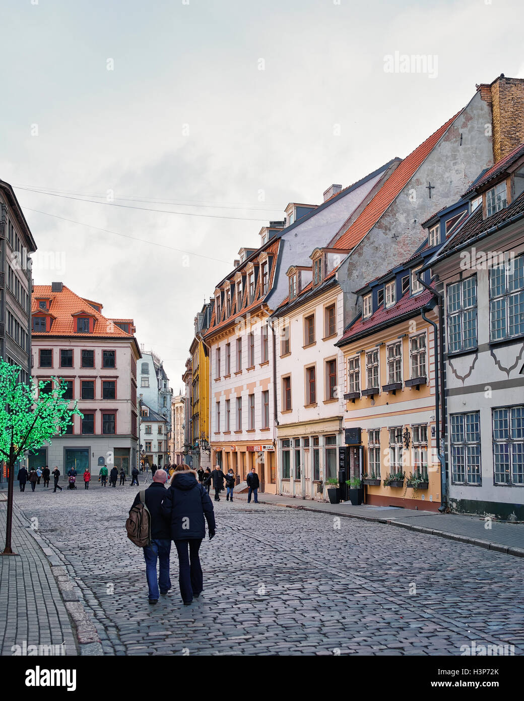 Riga, Lettland - 26. Dezember 2015: Menschen auf der Straße in der Altstadt von Riga, Hauptstadt Lettlands, an Weihnachten. Kein Schnee, kein Wind, nur Sonne. Stockfoto