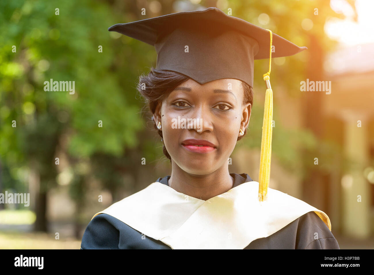 ziemlich afrikanische weibliche College-Absolvent Stockfoto