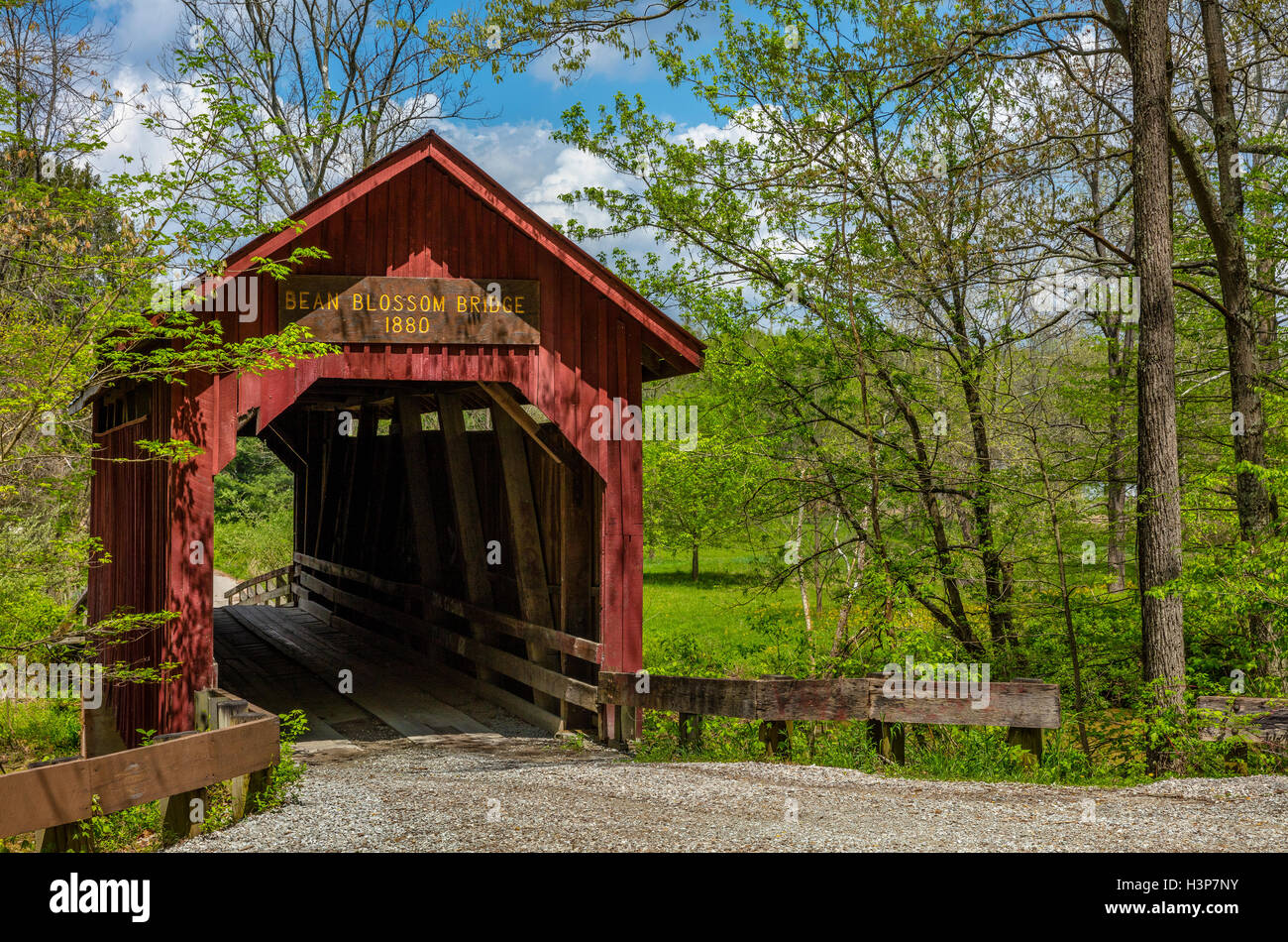 Brown County, Indiana: Bean Blossom überdachte Brücke (1880) im zeitigen Frühjahr Stockfoto