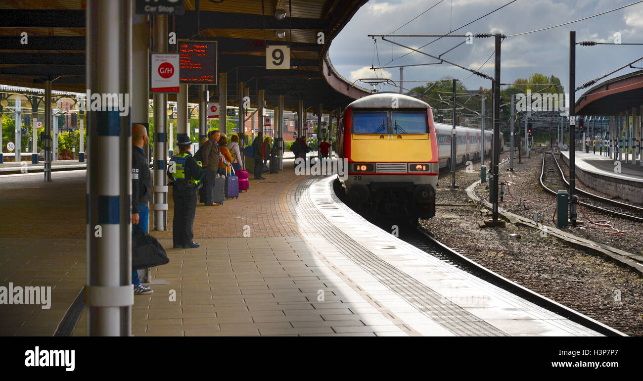 Ein Jungfrau InterCity 225 Zug zieht in York Bahnsteig 9 auf der London Kings Cross in Edinburgh