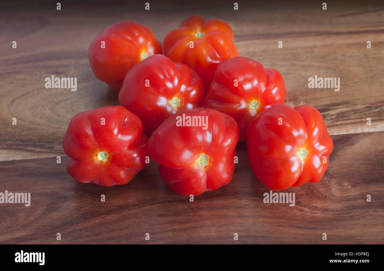 rote, reife Tomaten auf einem Holztisch Stockfoto