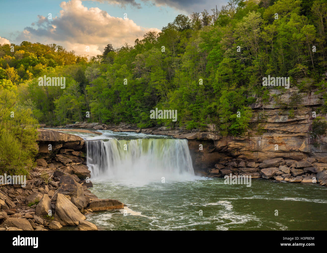 Cumberland Falls State Park, Kentucky: Sonnenuntergang Wolken über Cumberland Falls mit dem Cumberland River im Frühjahr Stockfoto