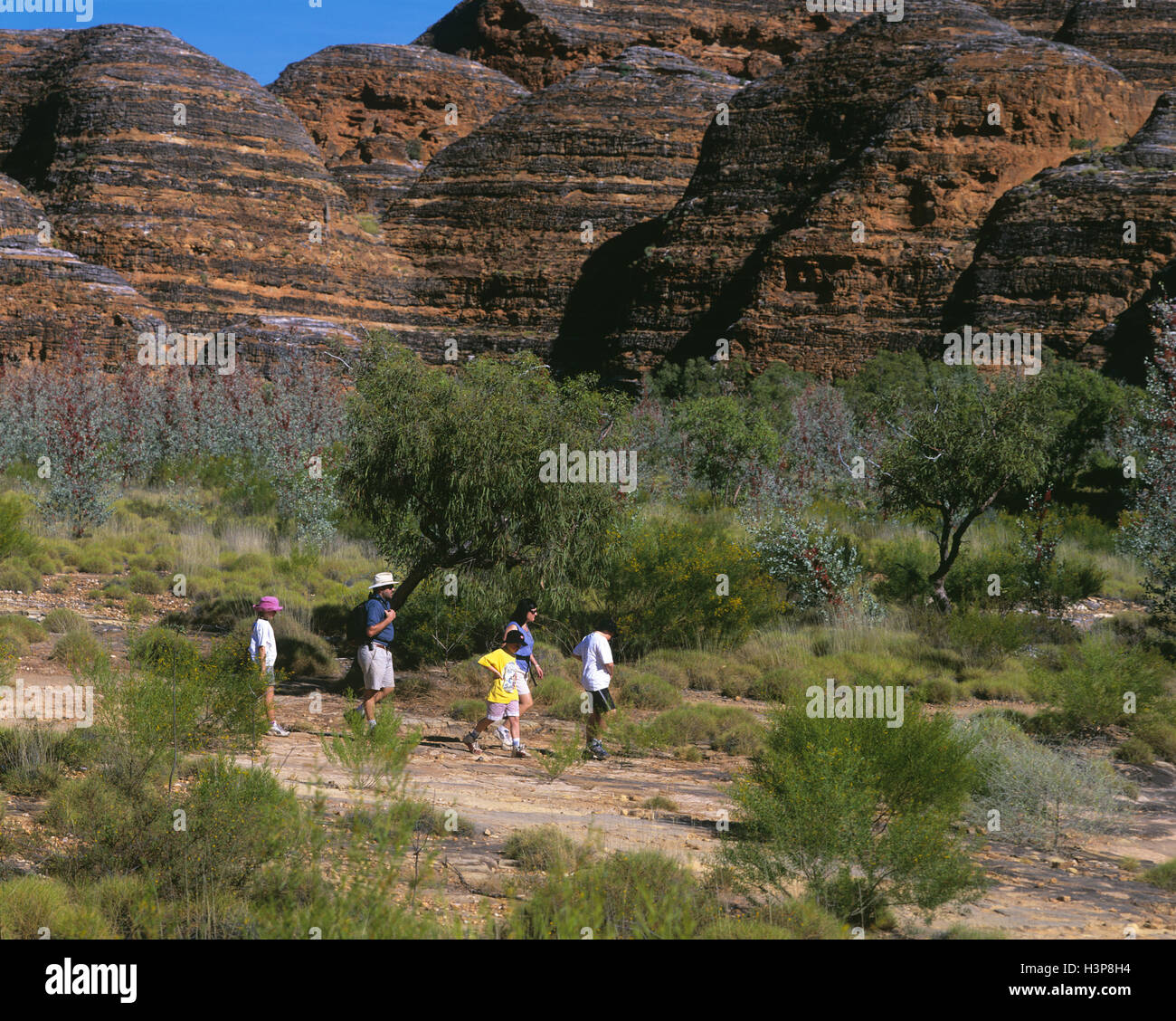 Touristen, die zu Fuß in die Bungle Bungle Range. Stockfoto