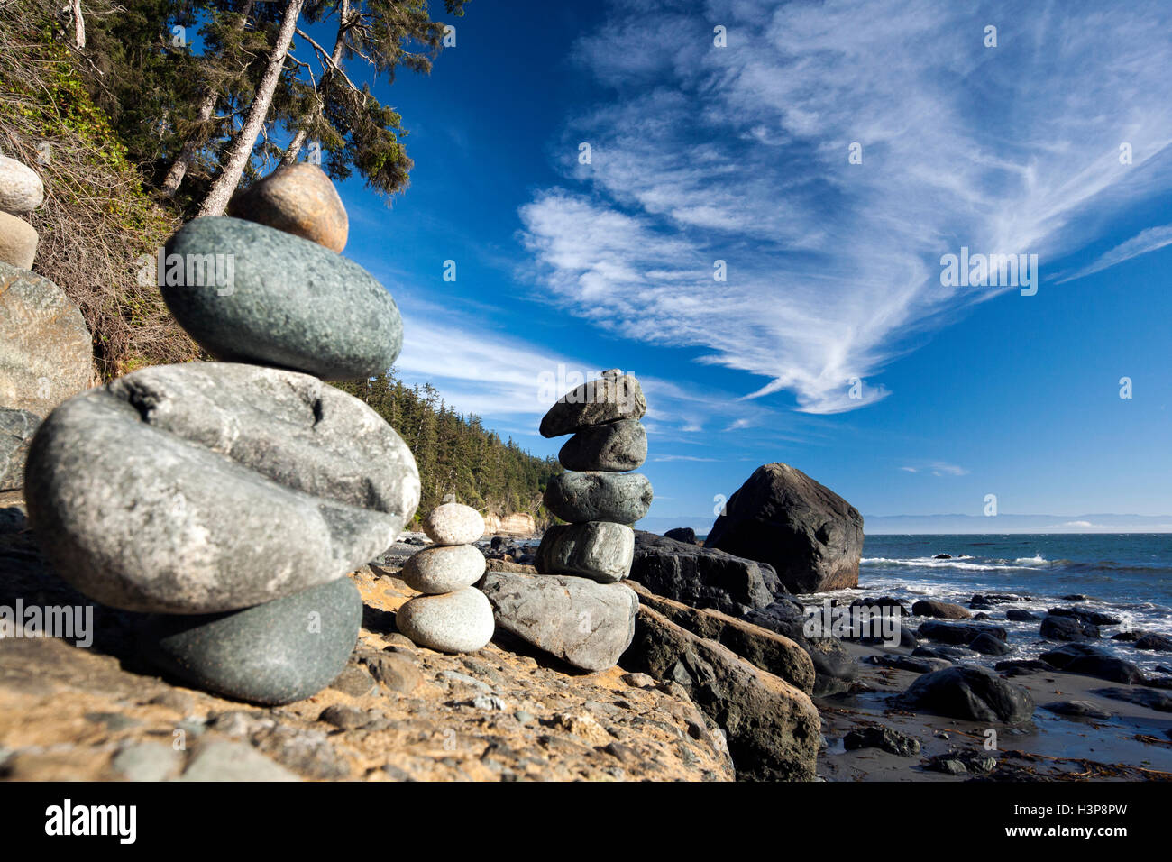 Rock-Cairns auf Mystic Beach, Sooke, Vancouver Island, British Columbia, Kanada Stockfoto
