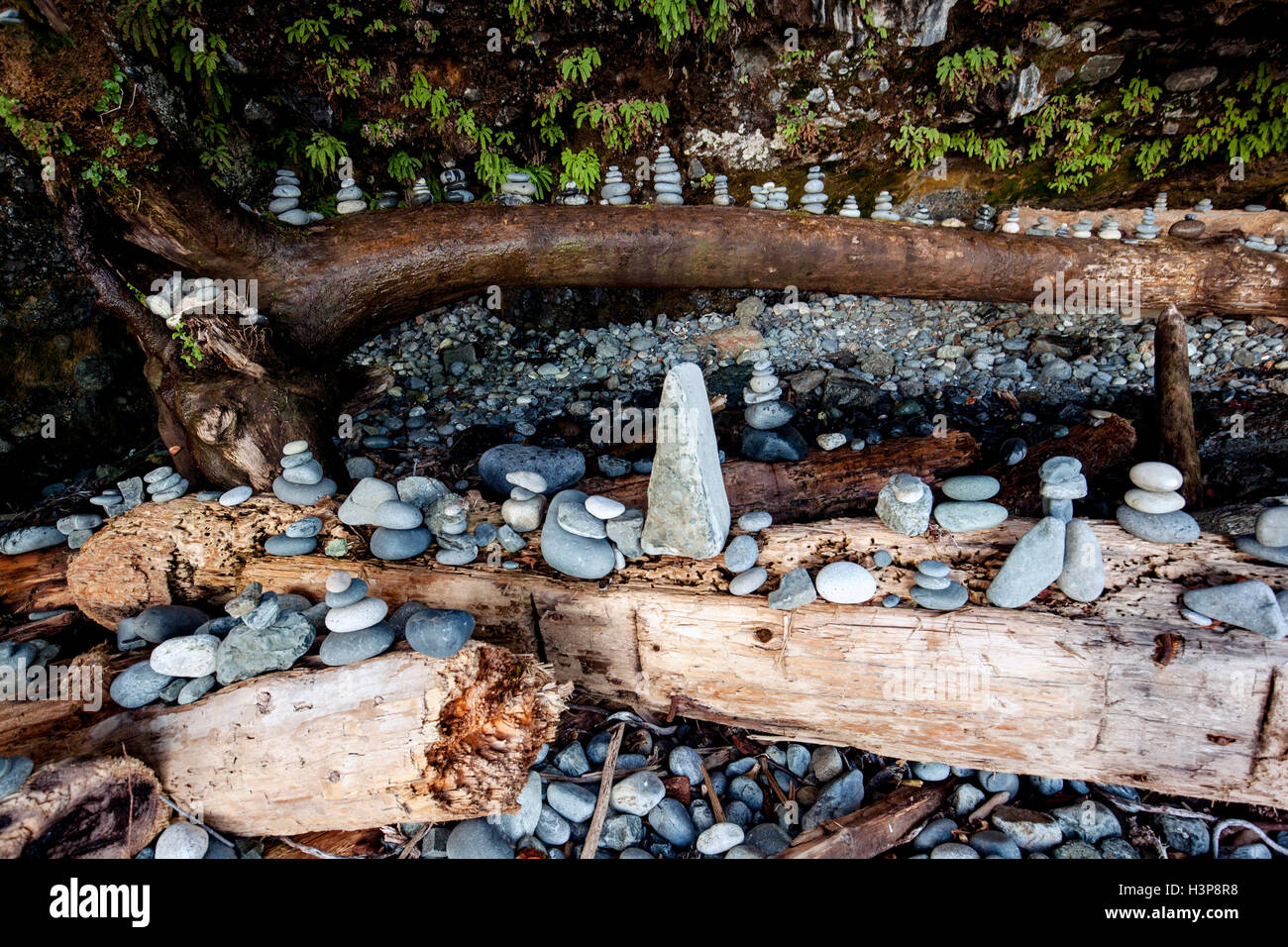 Rock-Cairns auf Mystic Beach, Sooke, Vancouver Island, British Columbia, Kanada Stockfoto