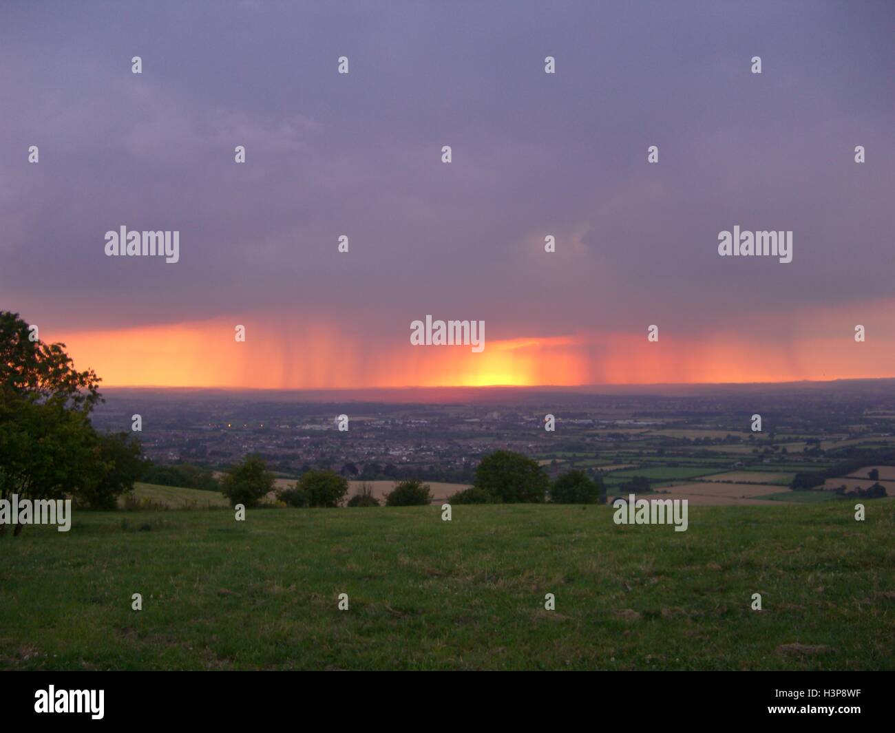 Fernen Starkregen mit Sonnenuntergang. Stockfoto