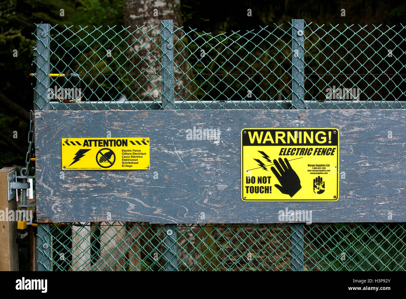 Elektrozaun Zeichen - Thornton Creek Hatchery, Ucluelet, Vancouver Island, British Columbia, Kanada Stockfoto