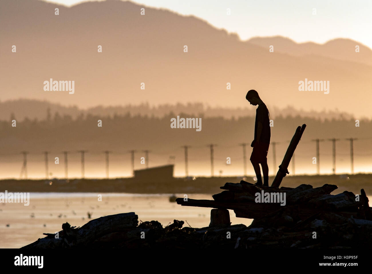 Silhouette der junge am Ediz Hook, Port Angeles, Washington, USA Stockfoto