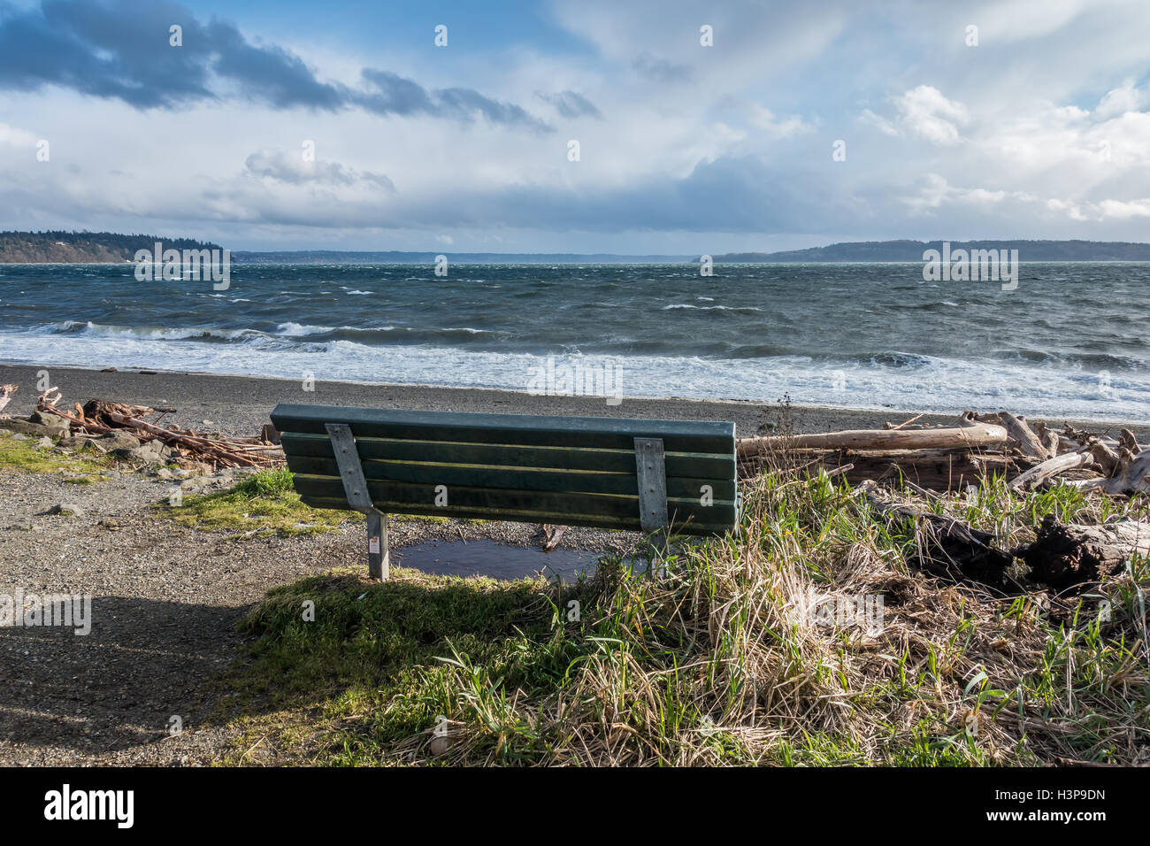 Die normalerweise ruhigen Puget Sound ist gefüllt mit Wildwasser an einem windigen Tag. Bank im Vordergrund. Stockfoto