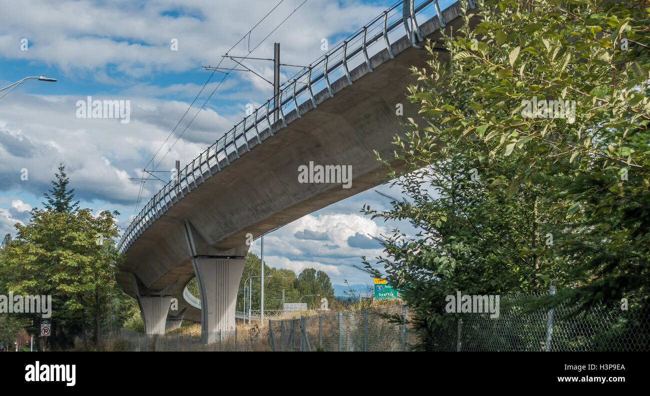 Blick von unterhalb der s-Bahn Strecke in der Nähe von Seatac Flughafen. Stockfoto