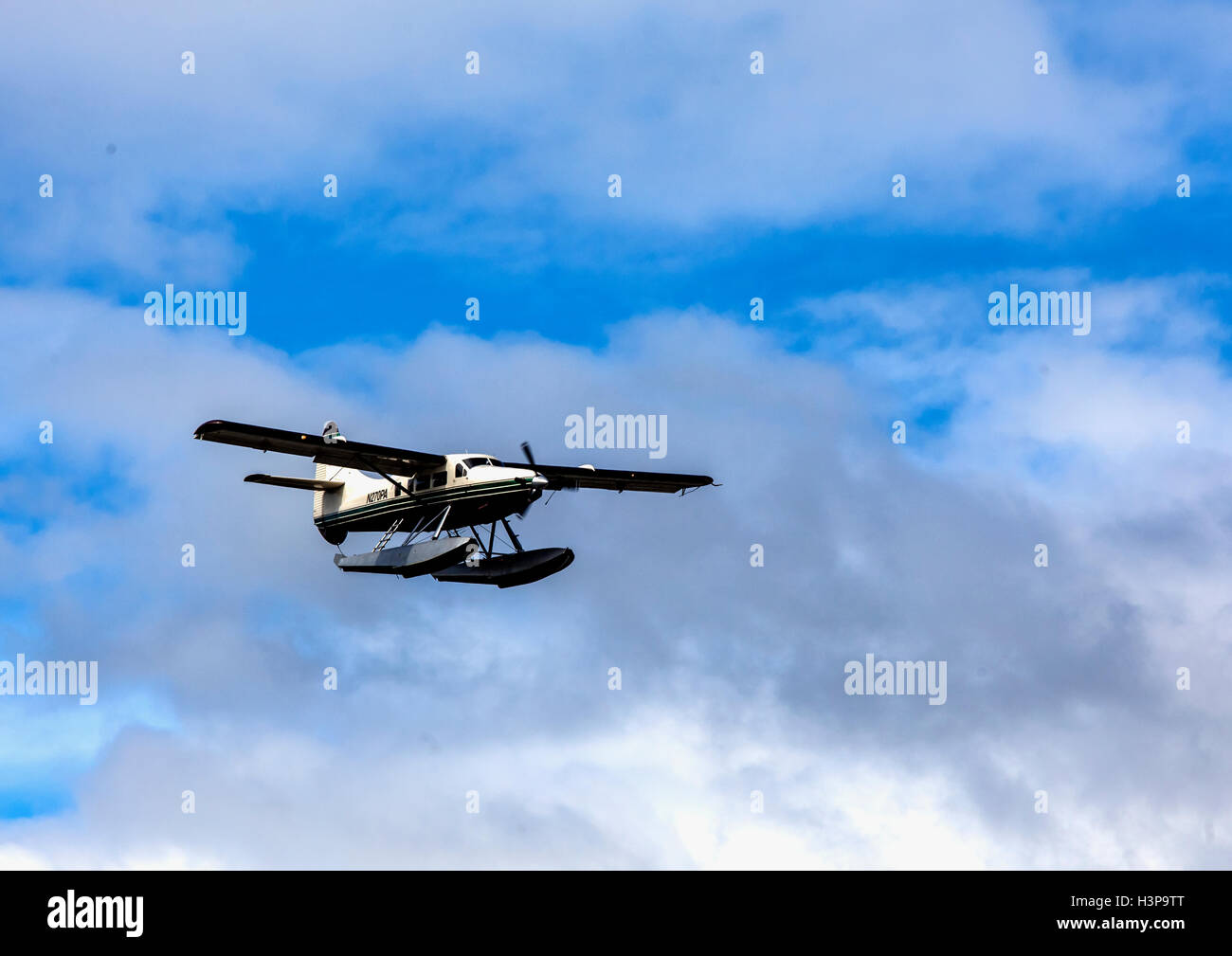 Tourist-Wasserflugzeug bereitet auf die Tongass Narrows in Ketchikan zu landen Stockfoto