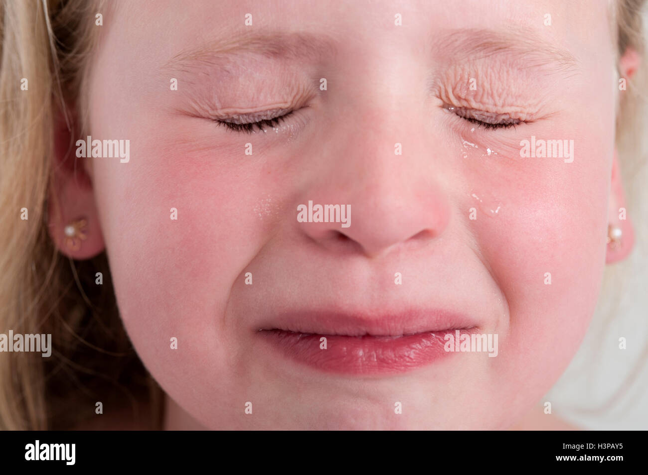 -MODELL VERÖFFENTLICHT. Mädchen mit geschlossenen Augen, weint. Stockfoto