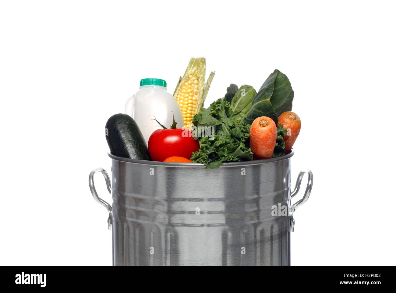 Mülleimer voller Frische Lebensmittel, Studio gedreht. Stockfoto