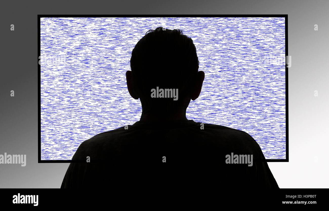 Person vor flimmernden Bildschirm, Abbildung. Stockfoto