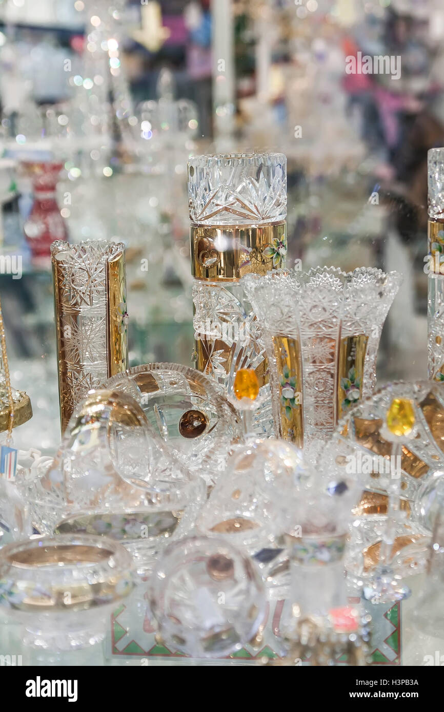 Böhmisches Kristall in einem Schaufenster in Prag. Tschechische Republik Stockfoto