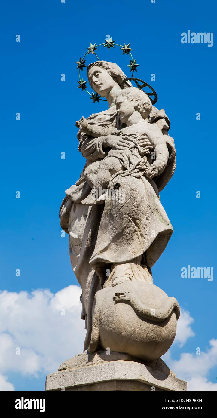 Skulptur der Madonna mit Kind auf einem Hintergrund des blauen Himmels. Wroclaw. Polen Stockfoto