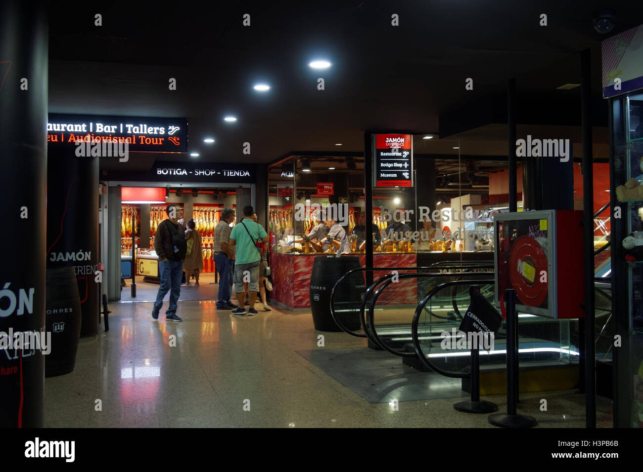 Jamon Erfahrung Shop, Restaurant und Museum Eingang in Barcelona, Spanien. Stockfoto
