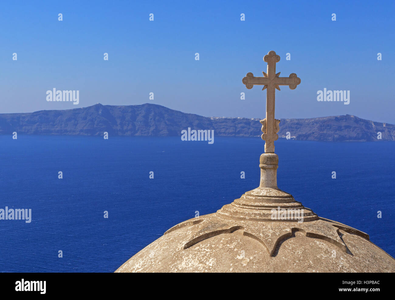 Kreuz auf der Kuppel der Kirche in Fira gegen caldera Stockfoto