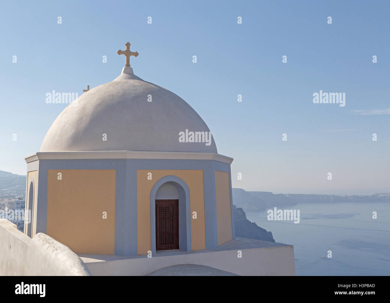 moderne Kirche in Fira gegen Caldera, Santorin Stockfoto