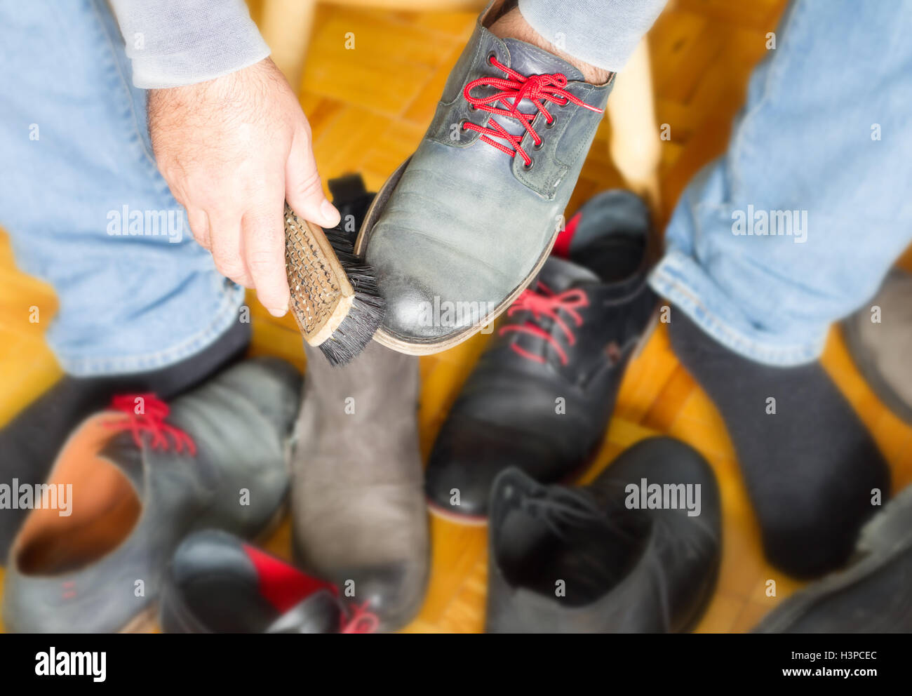 Ein Mann reinigt die Schuhe mit einer Bürste Bootblack Stockfoto