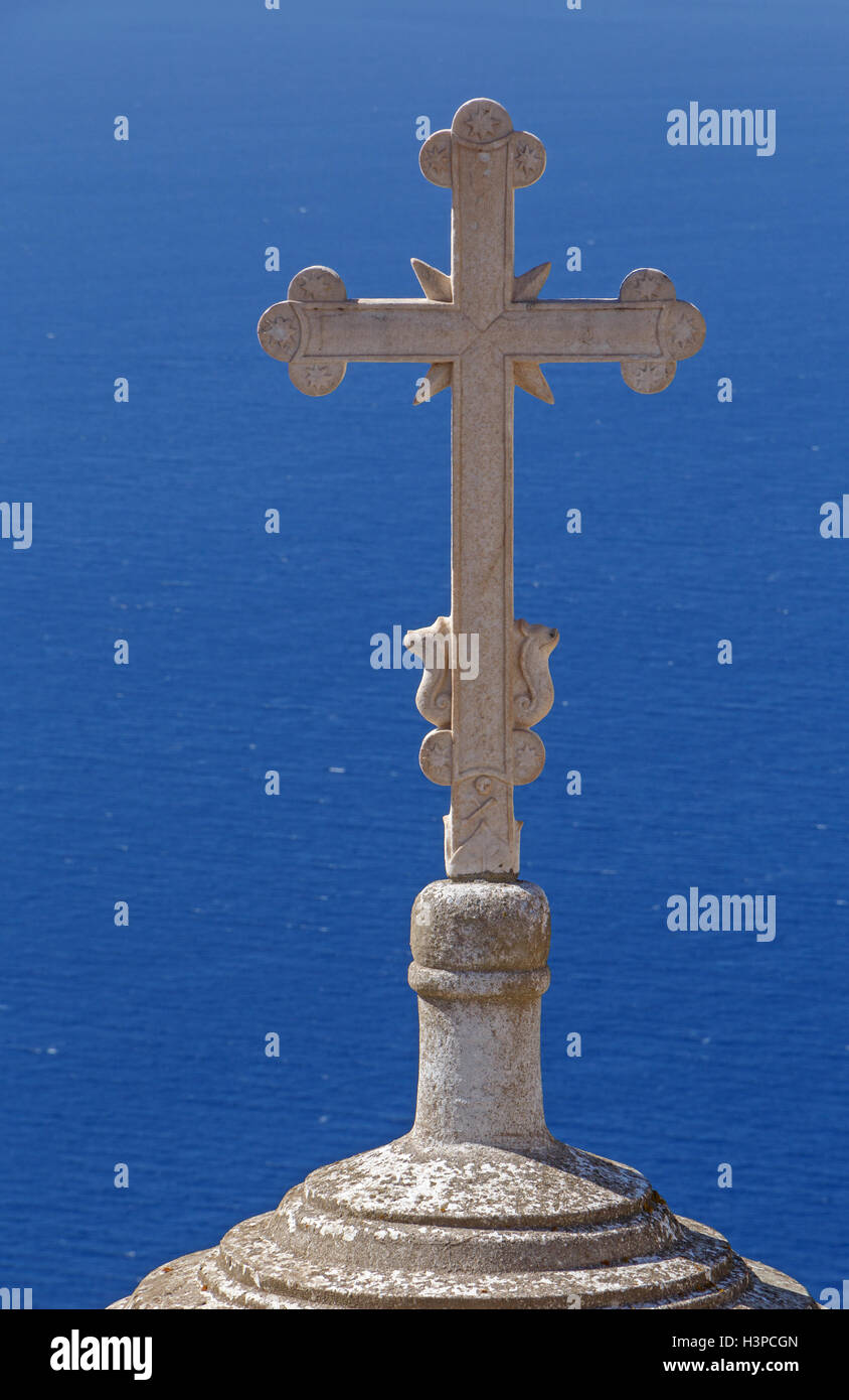 Kreuz auf der Kuppel der Kirche in Fira gegen Meer, Santorini Stockfoto