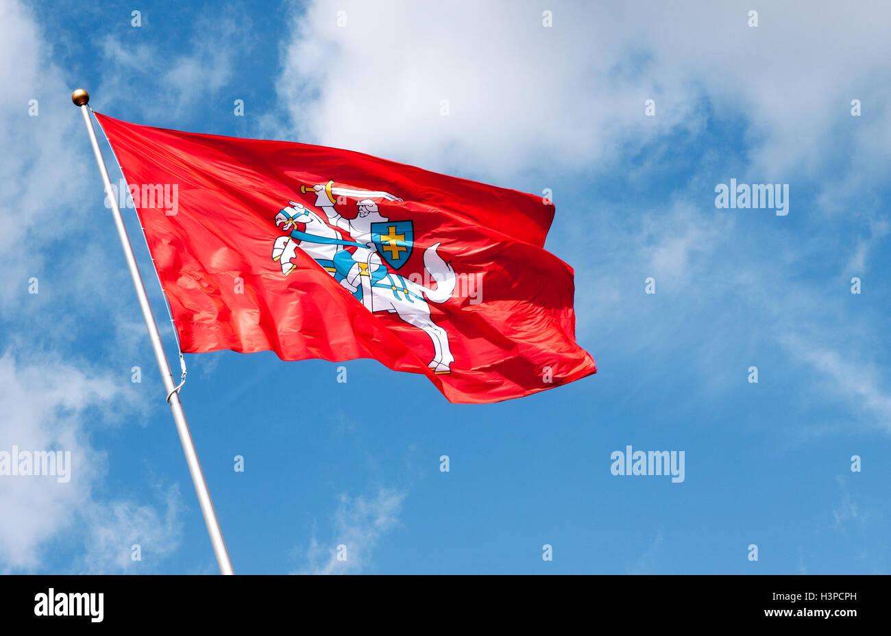 Historischen litauischen Fähnchen im Wind gegen bewölktem Himmel Stockfoto