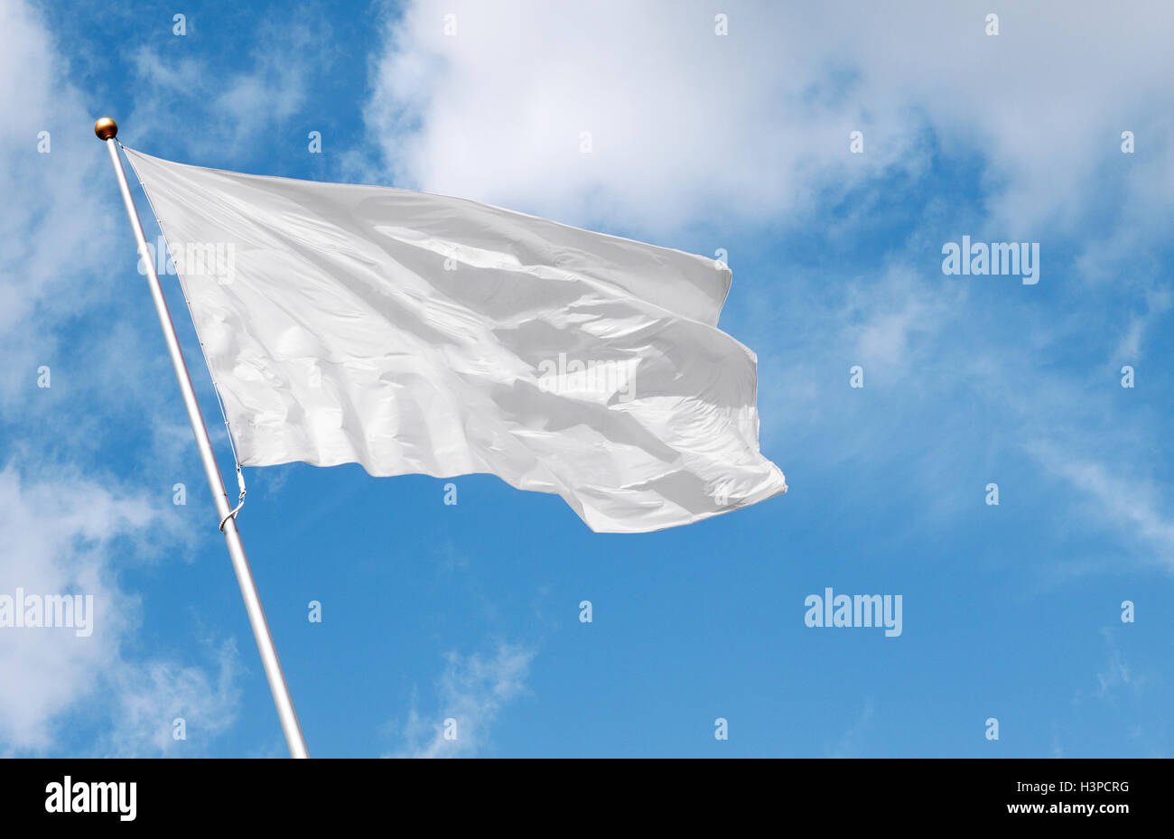 Weiße Fähnchen im Wind gegen bewölktem Himmel. Mock-up perfekt zu jedem Logo, Symbol oder Zeichen hinzufügen Stockfoto