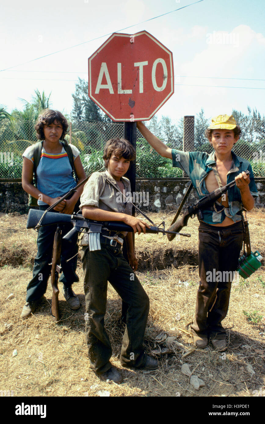 USULATAN, EL SALVADOR, März 1982: Jugendliche Mann einen Guerilla-Check-Point außerhalb der Usulatan Stadt nach mehrtägigen kämpfen. Stockfoto
