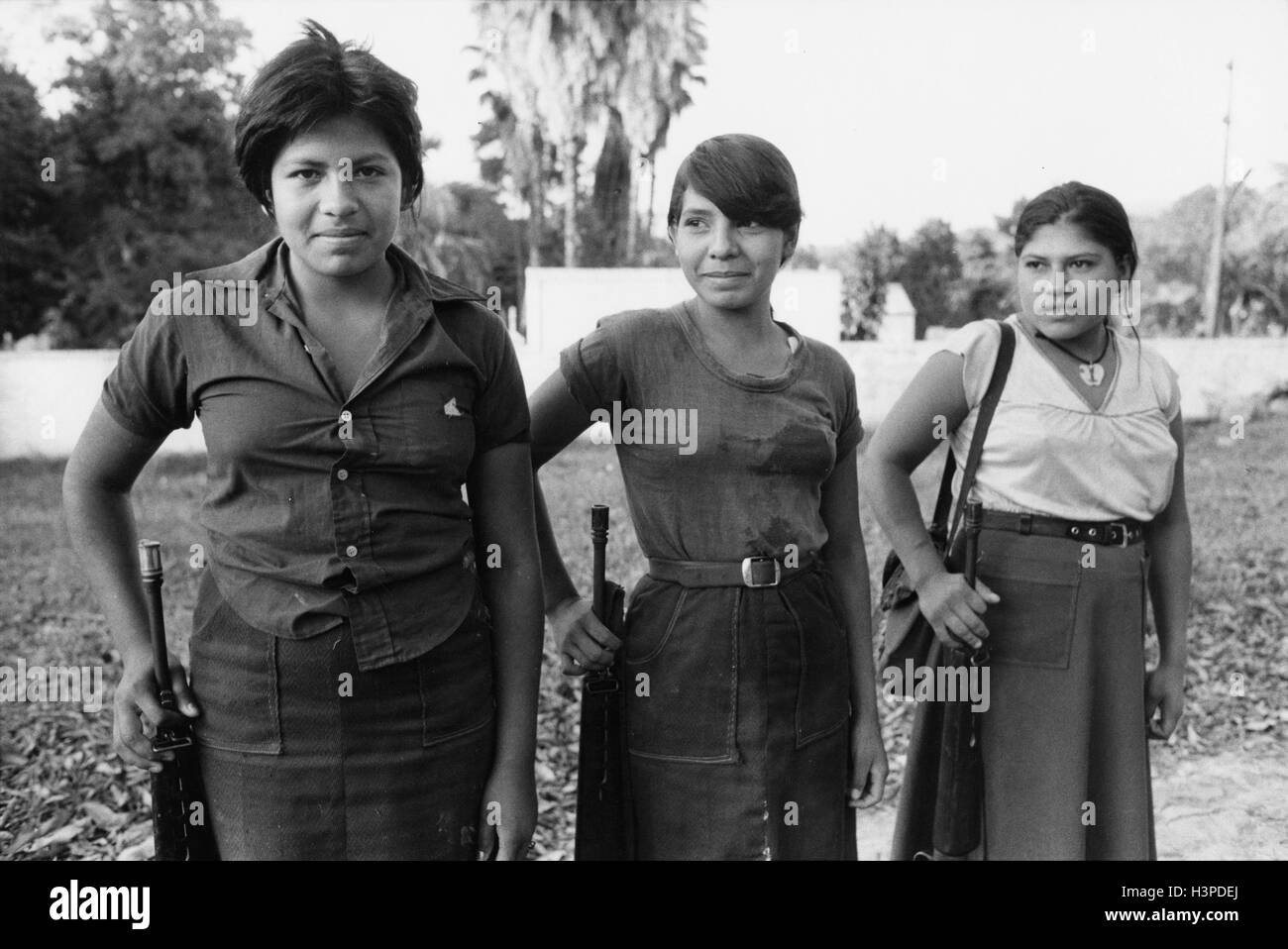 TENANCINGO, EL SALVADOR, FEB 1984: - Innerhalb der FPL-Guerilla Zones of Control - zählen die 1.000 Guerilla, die in der Vorbereitung für eine Guerilla offensive, weniger als 40 Meilen von der Hauptstadt versammelten Frau Kämpfer. Stockfoto