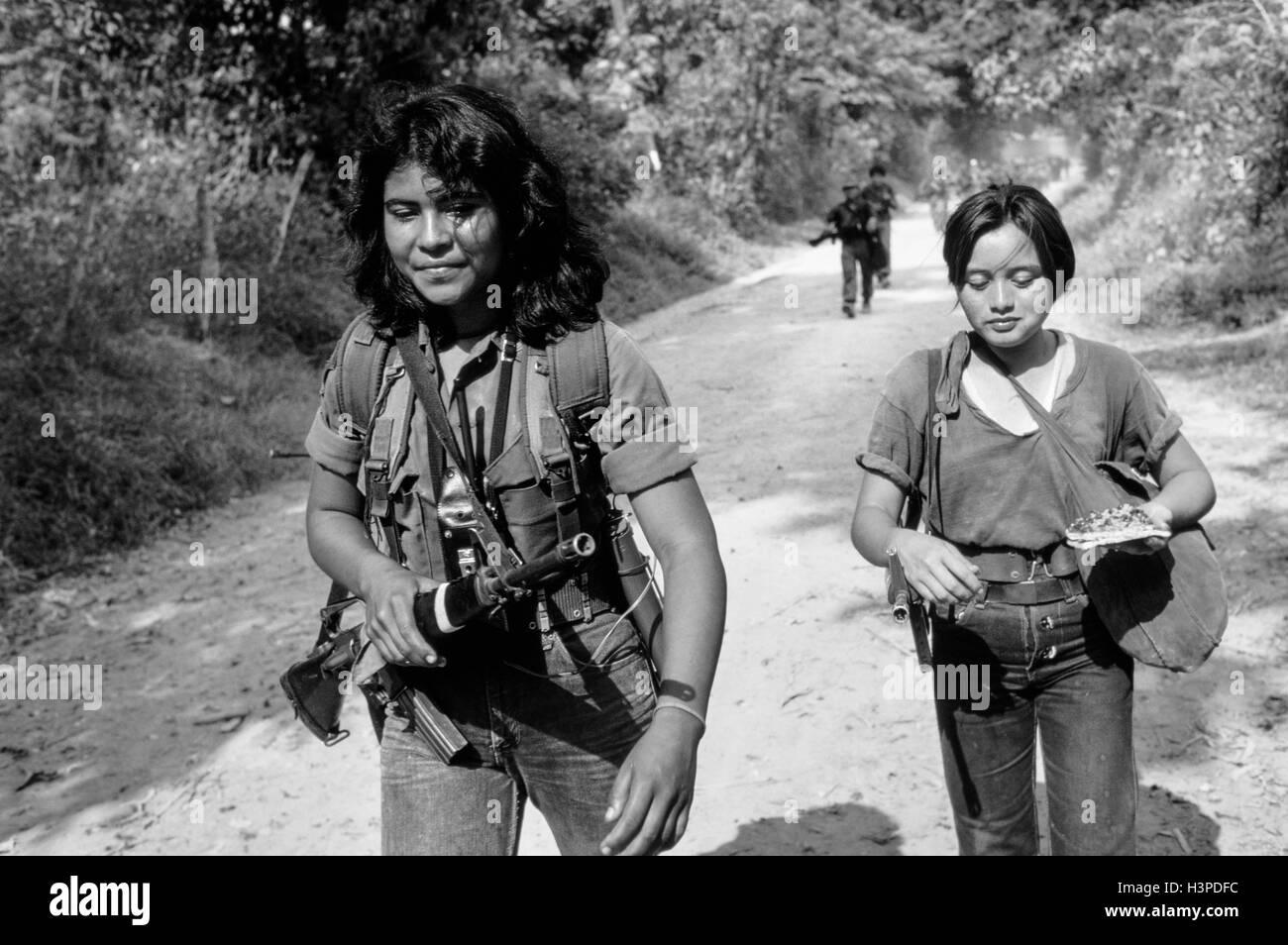 TENANCINGO, EL SALVADOR, FEB 1984: - Innerhalb der FPL-Guerilla Zones of Control - zählen die 1.000 Guerilla, die in der Vorbereitung für eine Guerilla offensive, weniger als 40 Meilen von der Hauptstadt versammelten Frau Kämpfer. Stockfoto