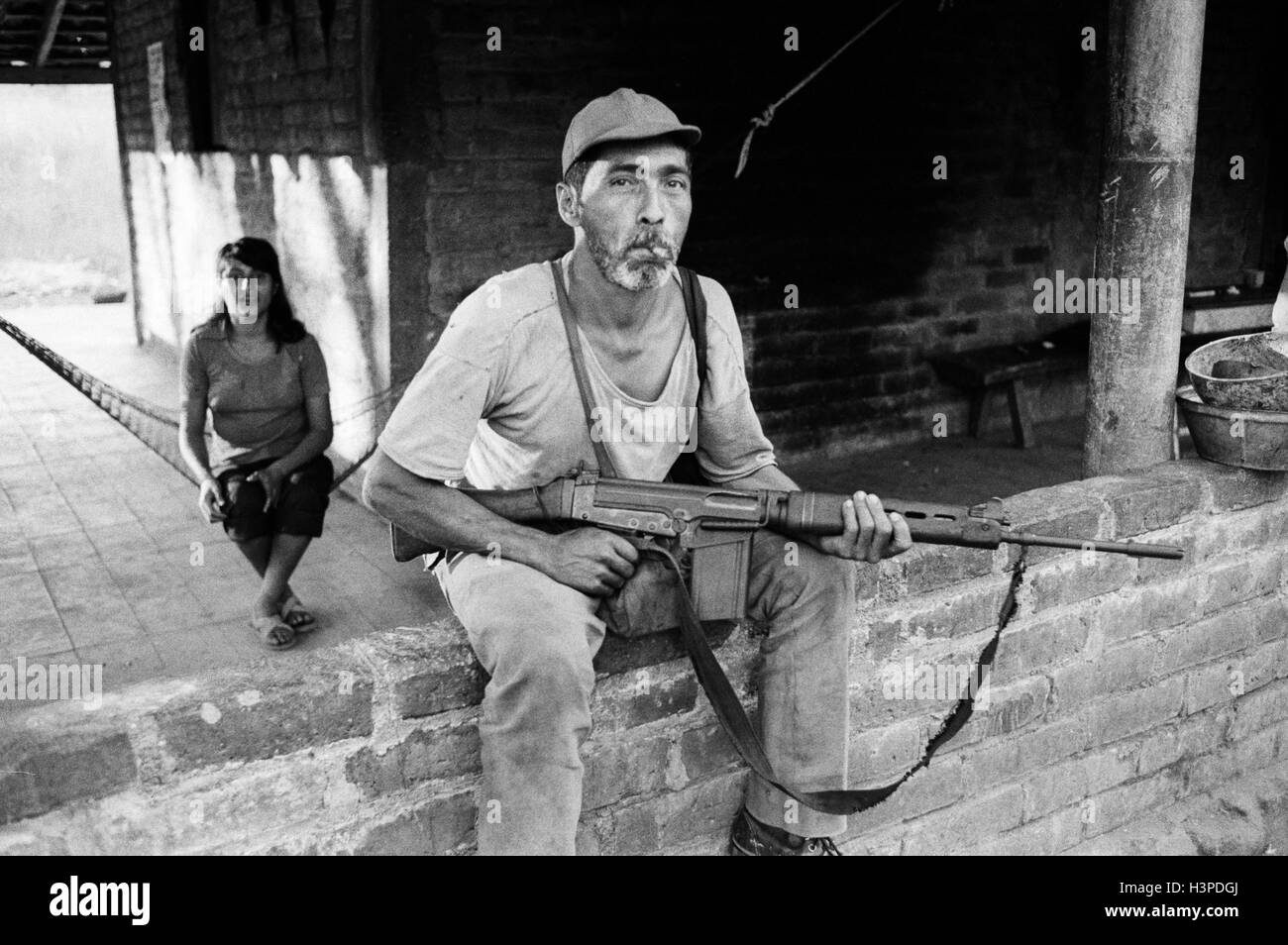CHALATENANGO, EL SALVADOR, FEB 1984: - innerhalb der FPL Guerilla Zonen der Steuerung Mitglied der PPL-Miliz. Stockfoto