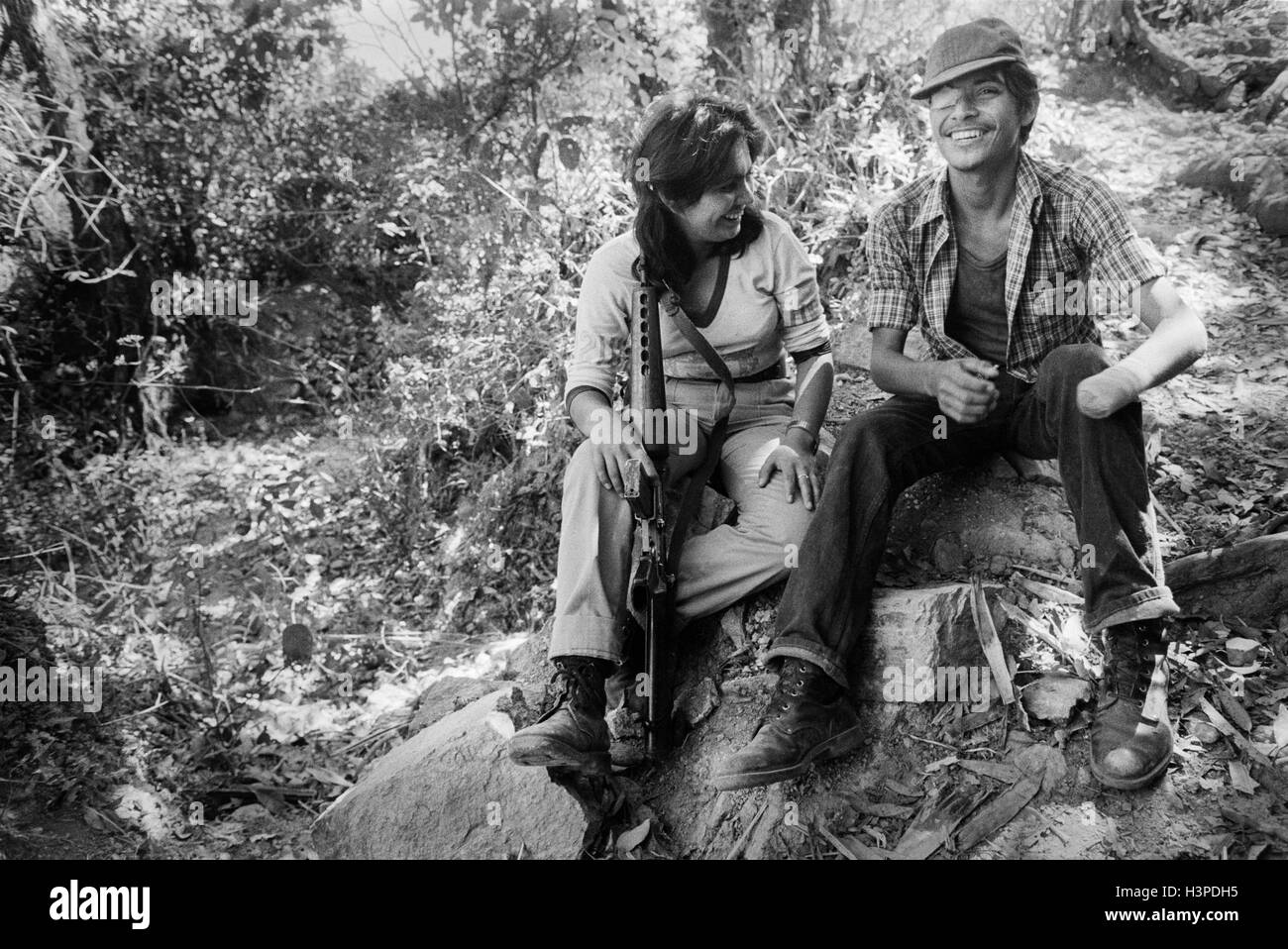 CHALATENANGO, EL SALVADOR, FEB 1984: - im Rahmen der FPL-Guerilla Zonen des Steuerelements. Ein verwundeter FPL-Kämpfer mit einem Freund. Stockfoto