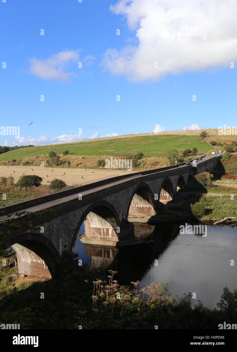 Erhöhte Ansicht der Straßenbrücke über den Fluss North Esk Angus Scotland Oktober 2016 Stockfoto