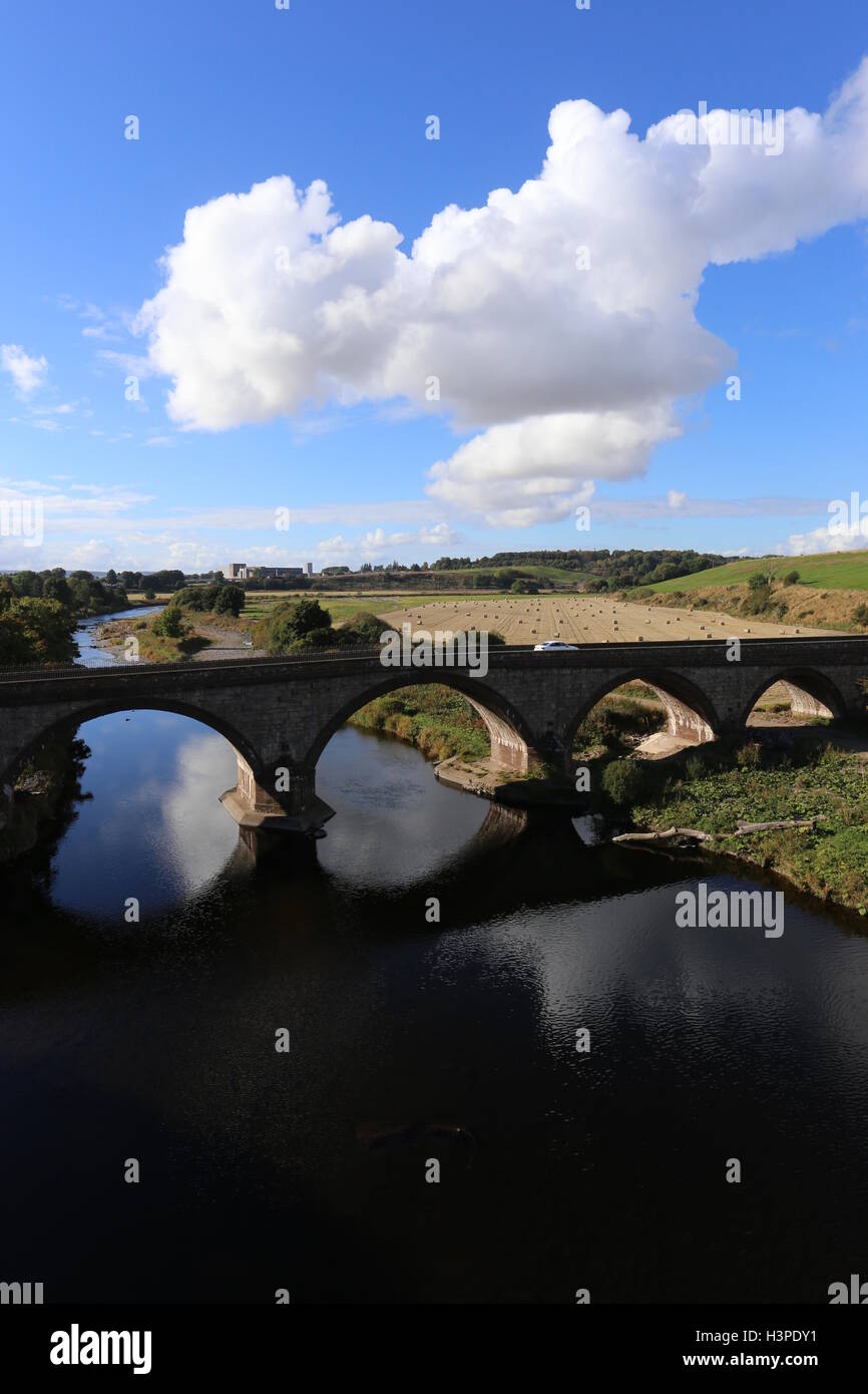 Erhöhte Ansicht der Straßenbrücke über den Fluss North Esk Angus Scotland Oktober 2016 Stockfoto