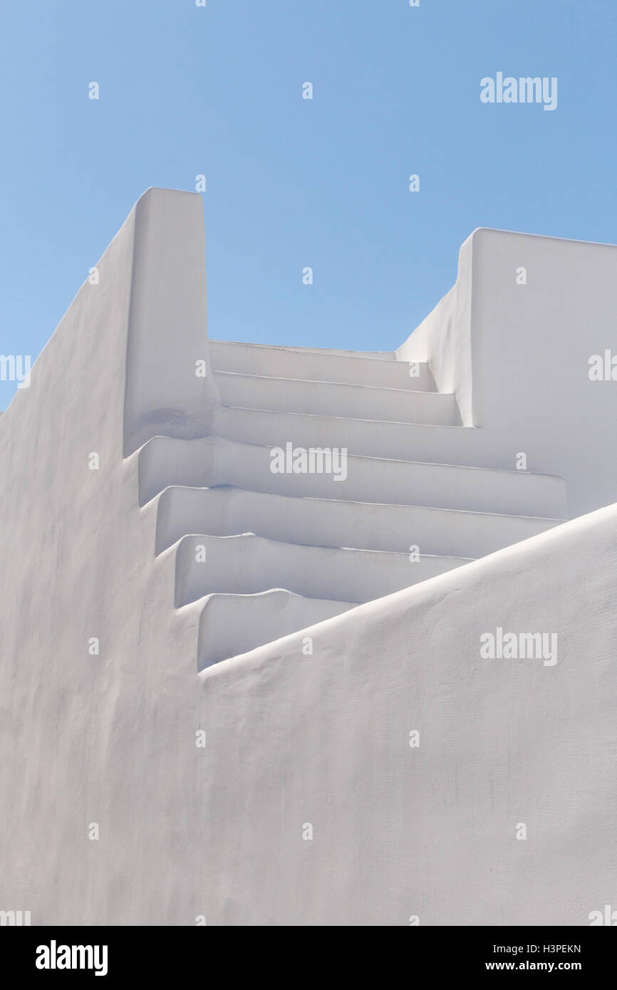 Schritte auf dem Dach des traditionellen weiß getünchten Haus auf Santorini Stockfoto