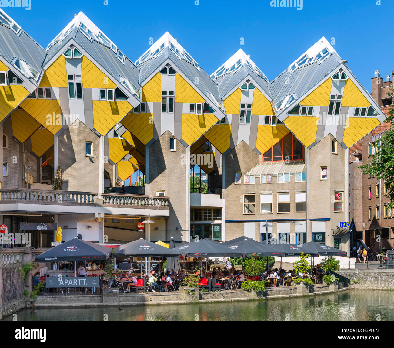 Kubushäuser (Kubuswoningen) gesehen von Oude Haven (Alter Hafen), Blaak, Rotterdam, Niederlande Stockfoto