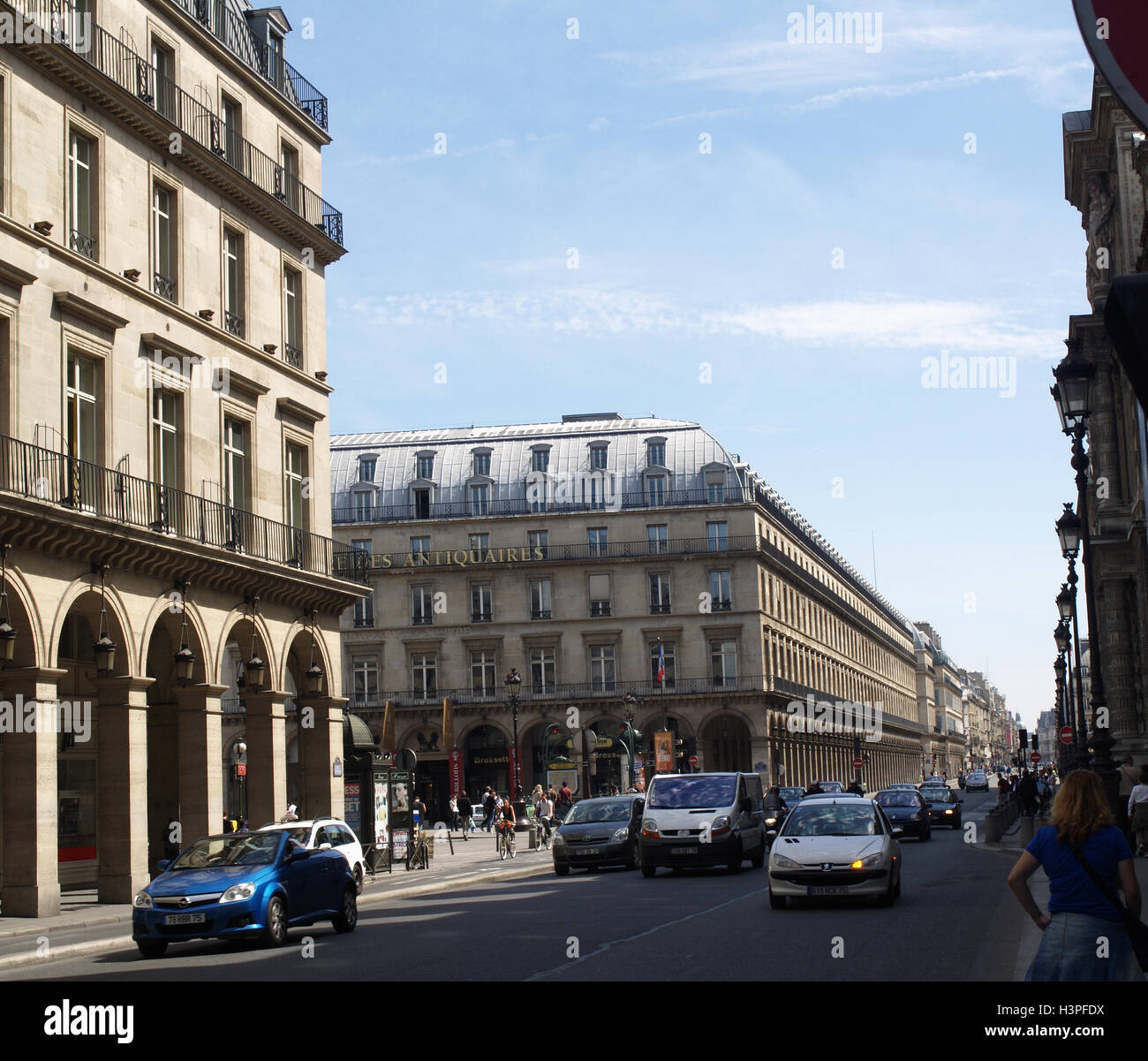 Straßenszene mit Hotel Louvre entnommen Carrousel du Louvre 99 Rue de Rivoli, 75001 Paris, Frankreich Stockfoto