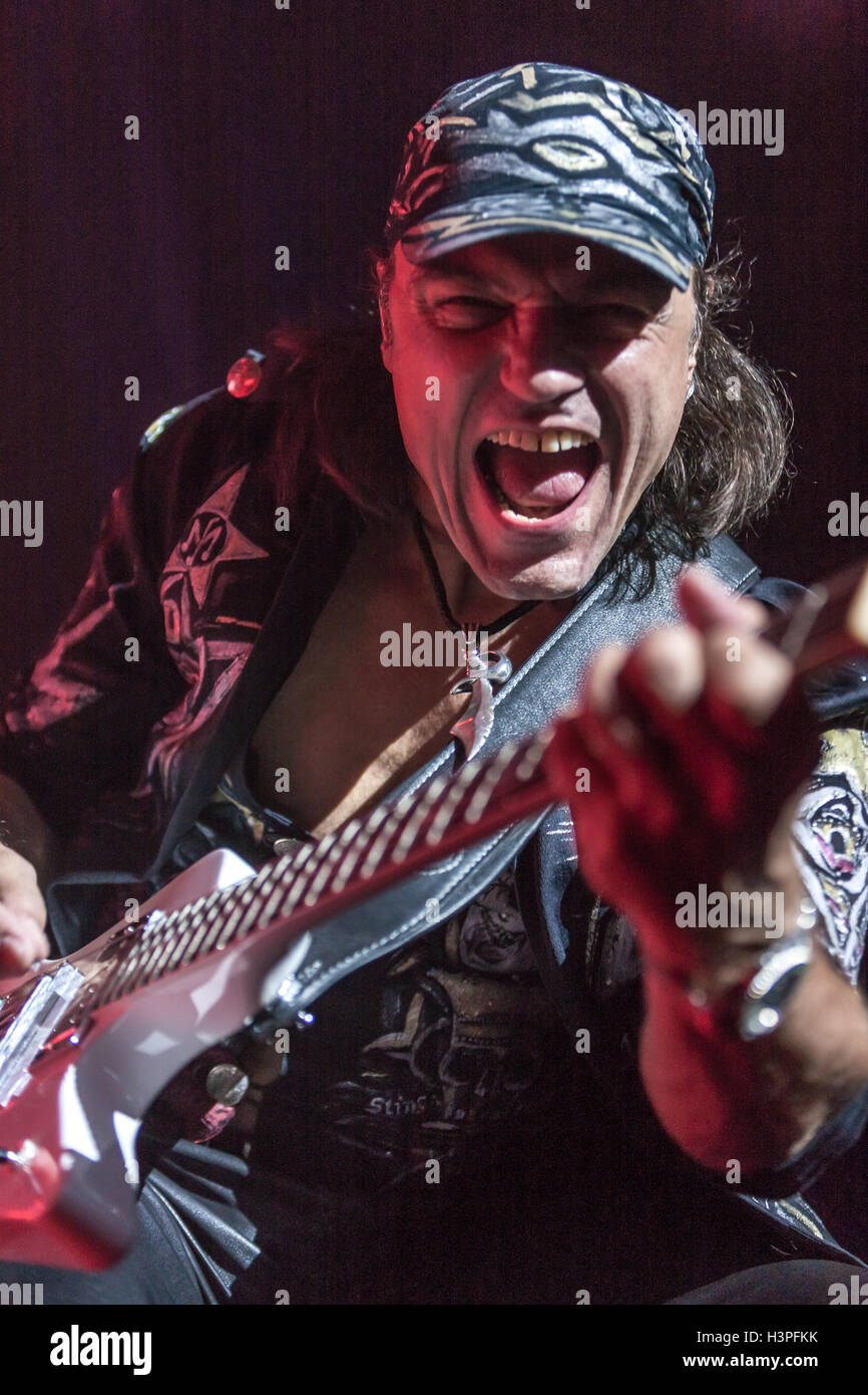 DNIPROPETROVSK, UKRAINE – 31 Oktober: Matthias Jabs aus Rock-Band Scorpions live am Sportpalast SC "Meteor" führt. "Letzten tour'concert am 31. Oktober 2012 Stockfoto