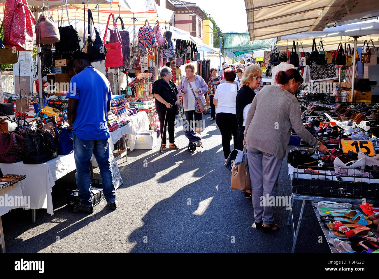 Menschen Auf Dem Markt Sardinien Stockfotos und -bilder Kaufen - Alamy