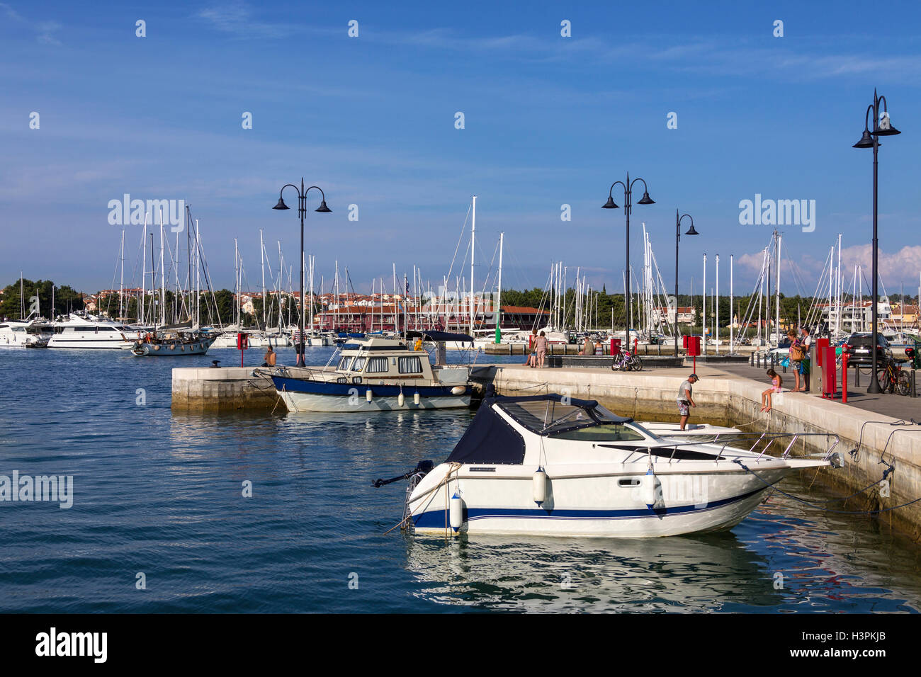 Der Hafen in der kleine Hafen von Novigrad an der Westküste der Halbinsel Istrien in Kroatien in Osteuropa. Stockfoto