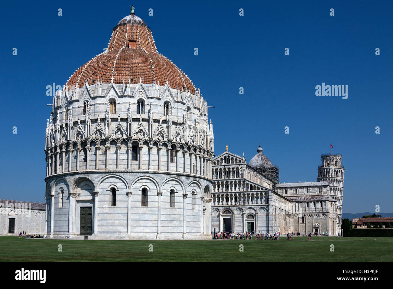 Domplatz (Piazza dei Miracoli) in der Stadt Pisa in der Toskana in Mittelitalien. Das Baptisterium des Heiligen Johannes, der Kathedrale Stockfoto