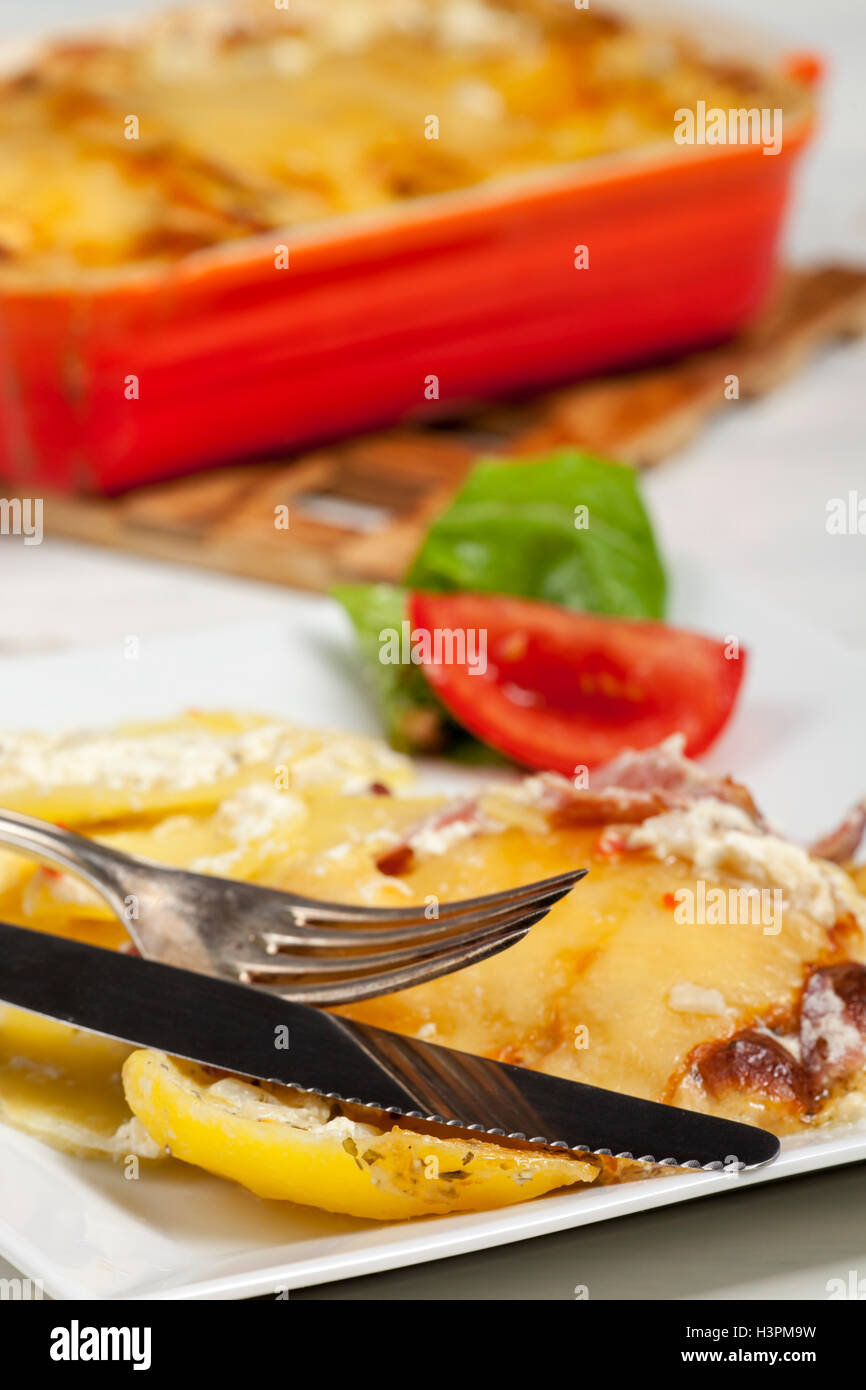 Kartoffel-Gratin auf einem Teller Stockfoto