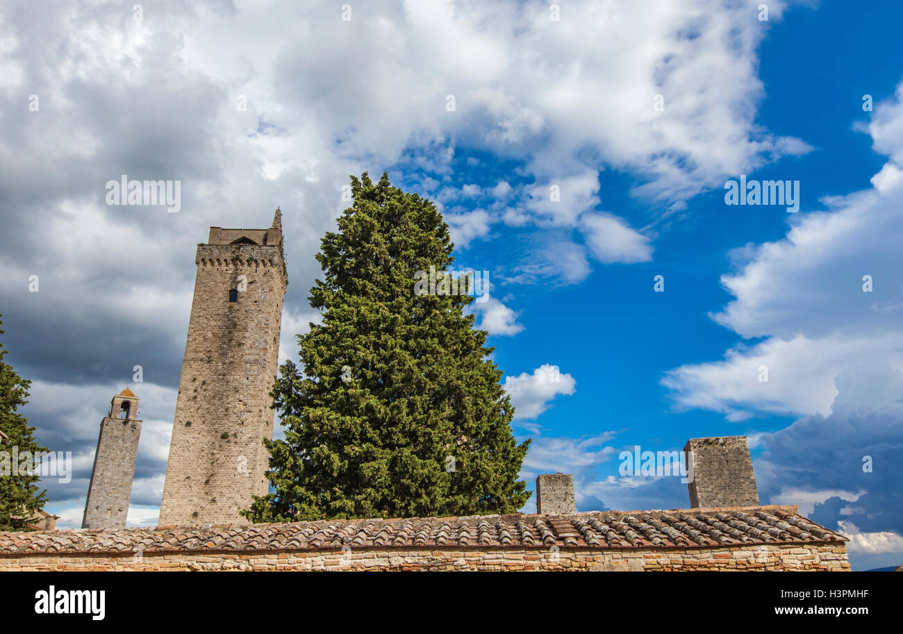 Blick auf alte steinerne Türme in San Gimignano in der Toskana, Italien Stockfoto