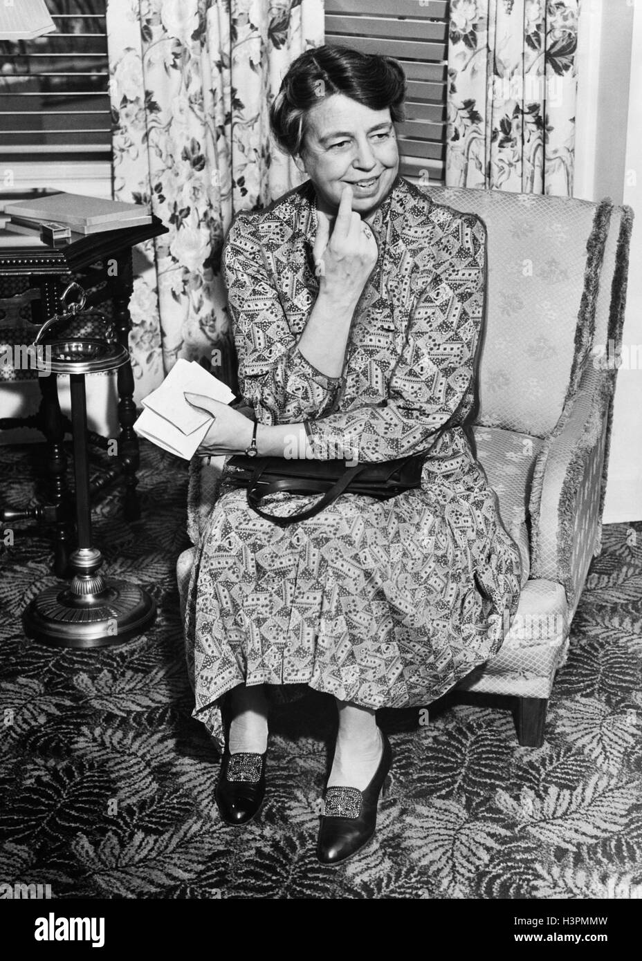 1940S 1941 LÄCHELND FIRST LADY ELEANOR ROOSEVELT IN SESSEL Stockfoto