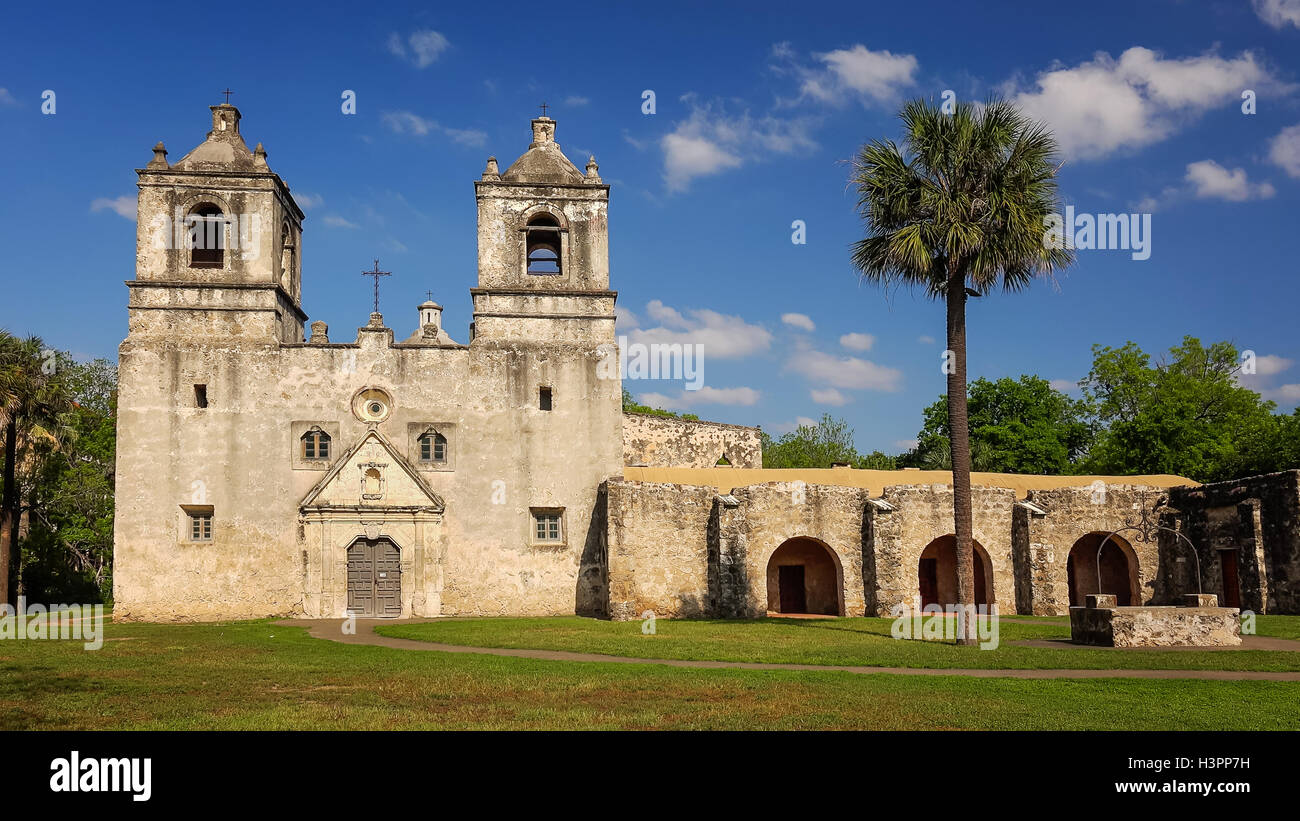 Wolken Rollen vorbei an der alten spanischen Mission Concepcion in San Antonio, Texas Stockfoto