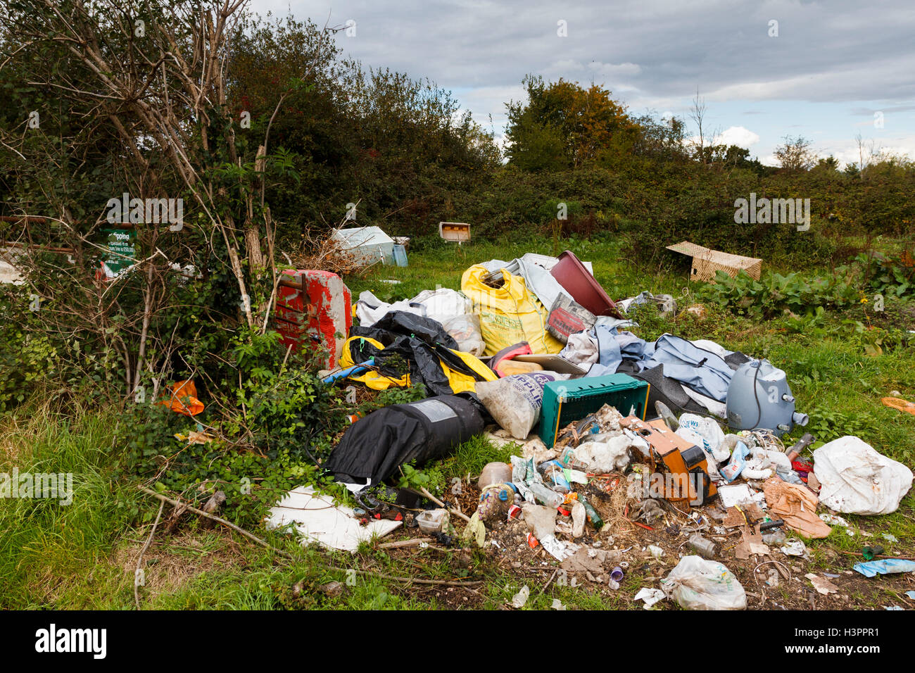 Illegal Abfall, als schuttplatz bekannt entleerte, in der Landschaft, East Sussex, England, Großbritannien Stockfoto