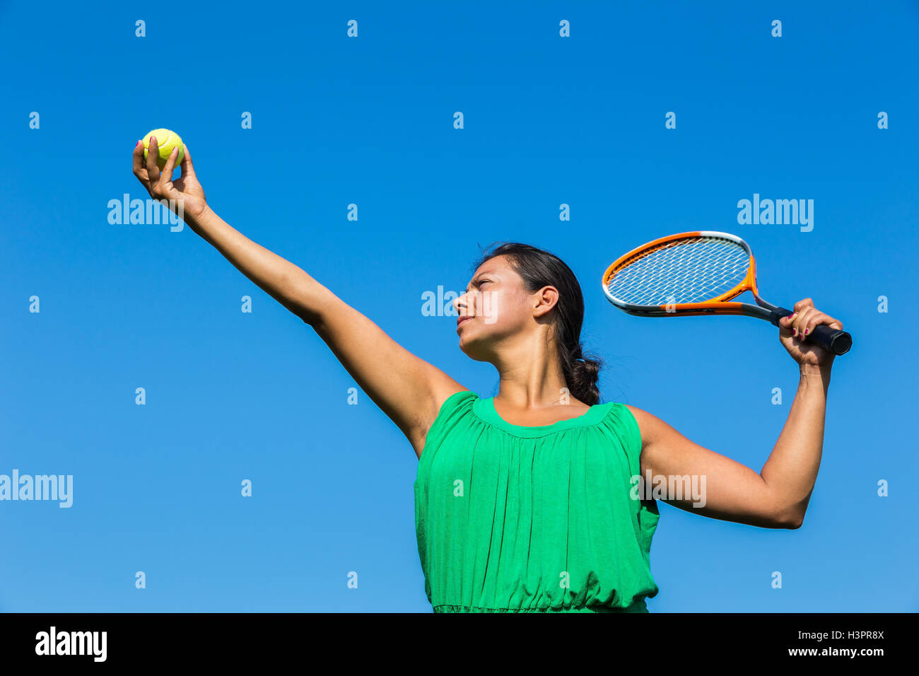 Junge Holländerin mit Tennisschläger und Ball gegen blauen Himmel Stockfoto