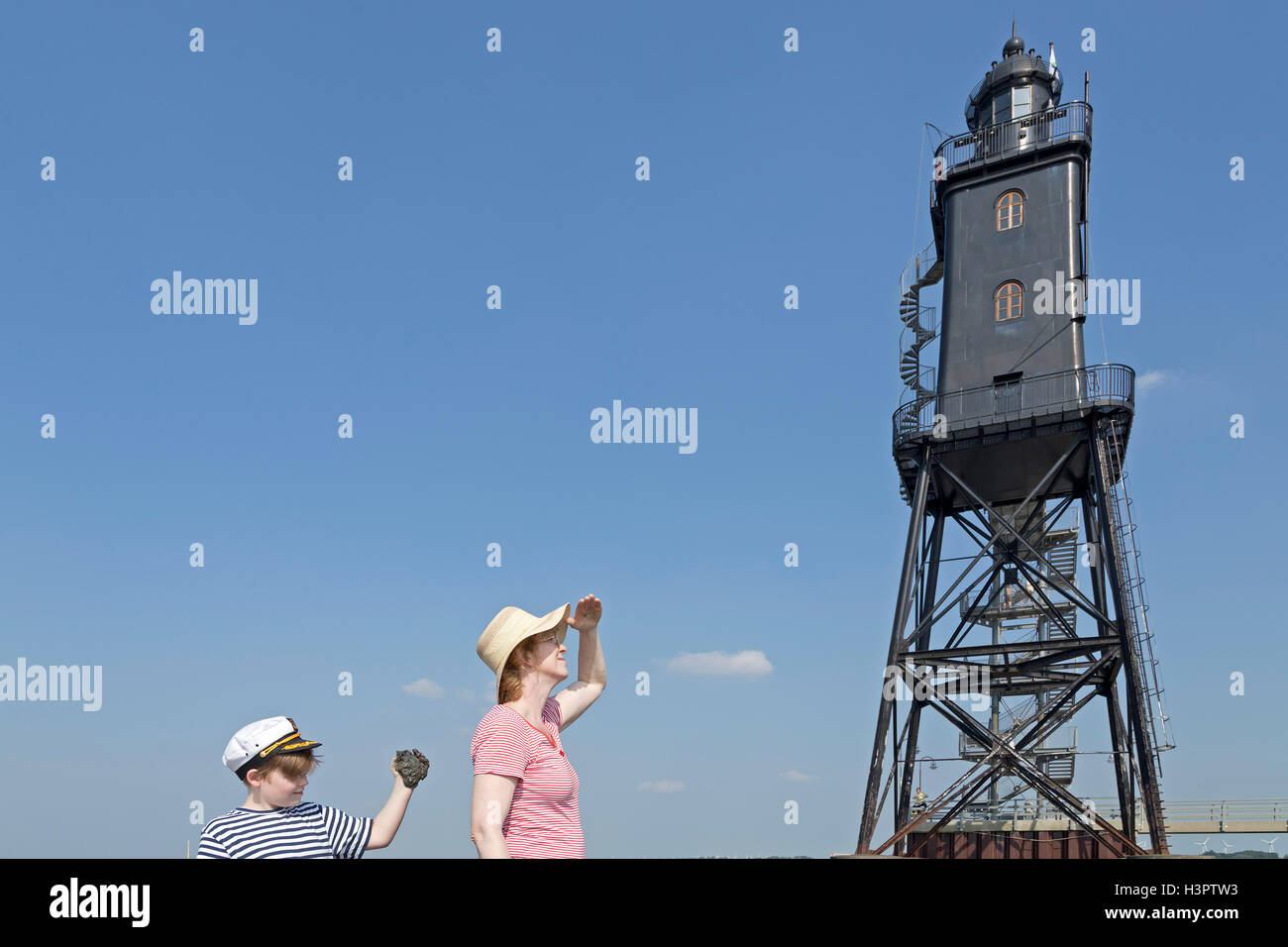 Mutter und Sohn im Wattenmeer, Dorum Leuchtturm, Wurster Land, Niedersachsen, Deutschland Stockfoto