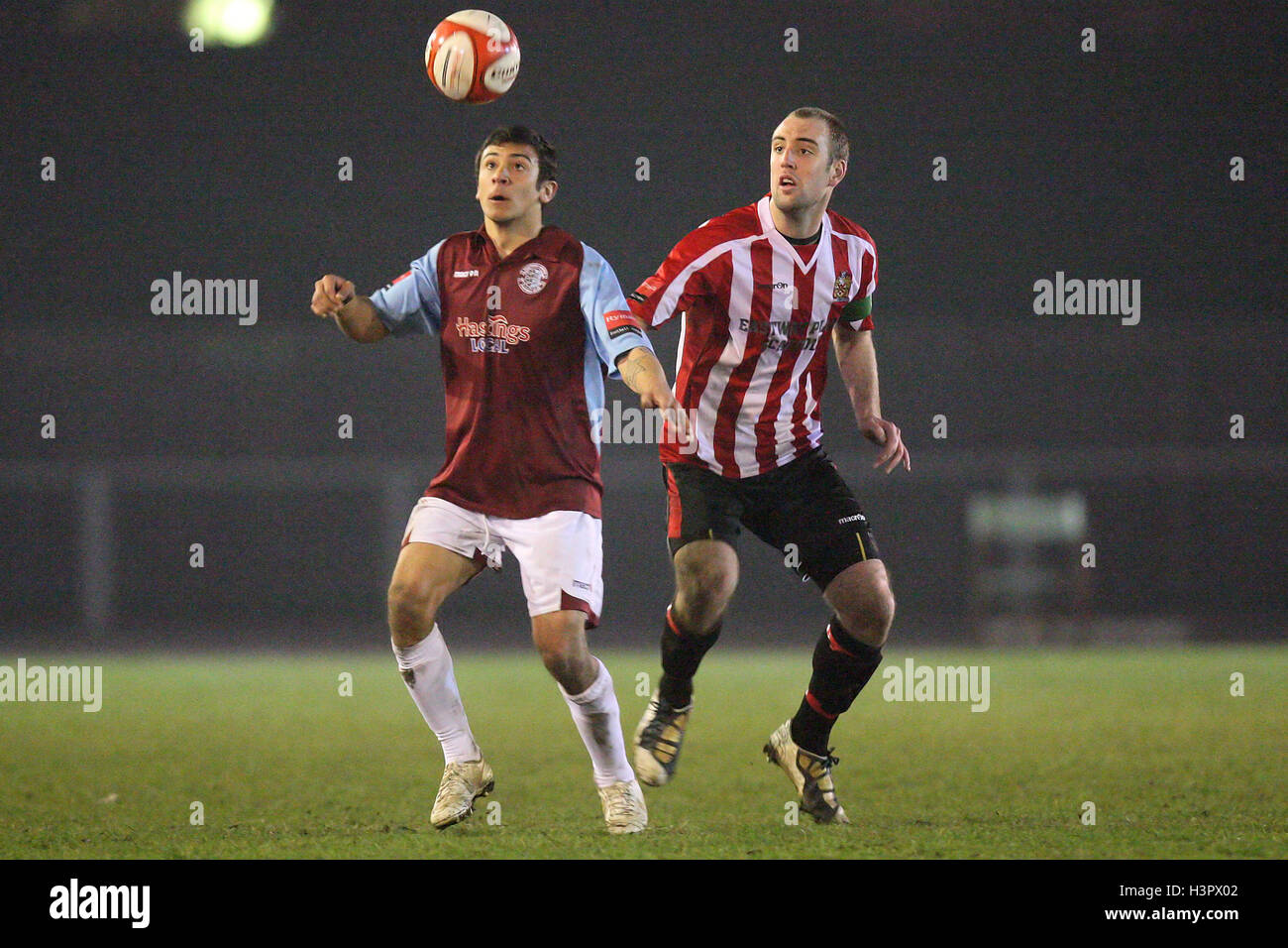 George Porter von Hastings und Elliot Stile unterstützt - AFC unterstützt Vs Hastings United - Ryman League Premier Division Fußball im Stadion - 15.03.11 Stockfoto